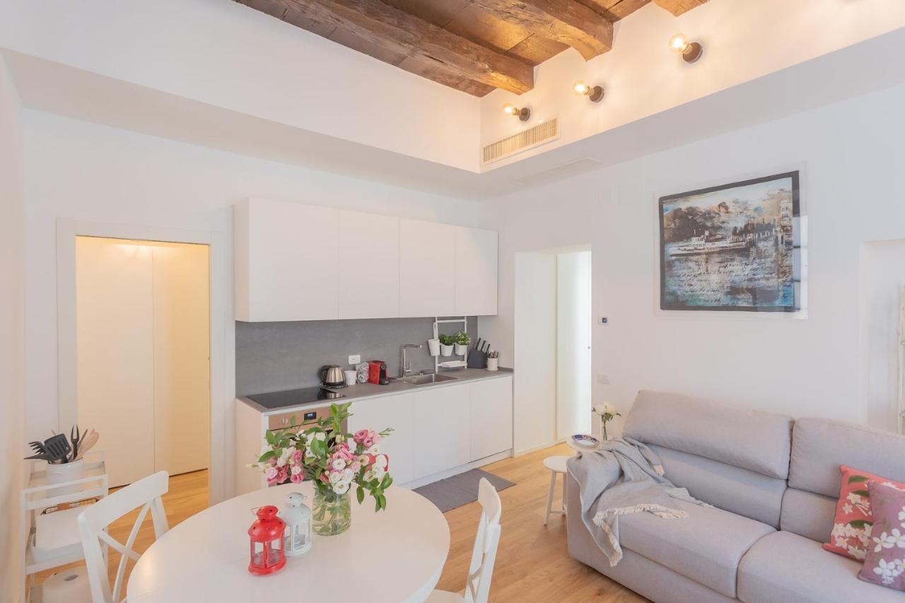 Independence Apartment With Balcony By Rent All Como Zewnętrze zdjęcie