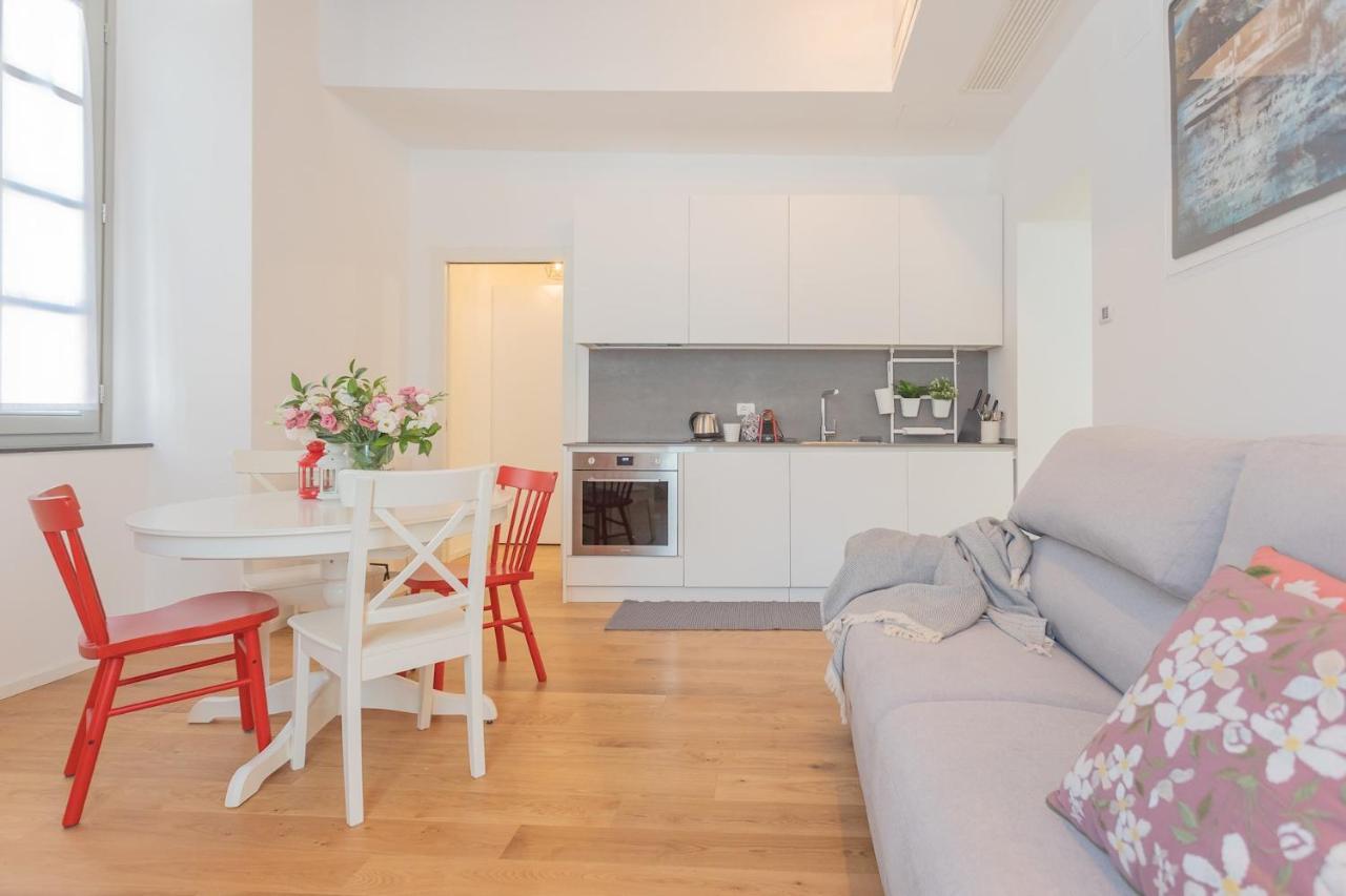 Independence Apartment With Balcony By Rent All Como Zewnętrze zdjęcie