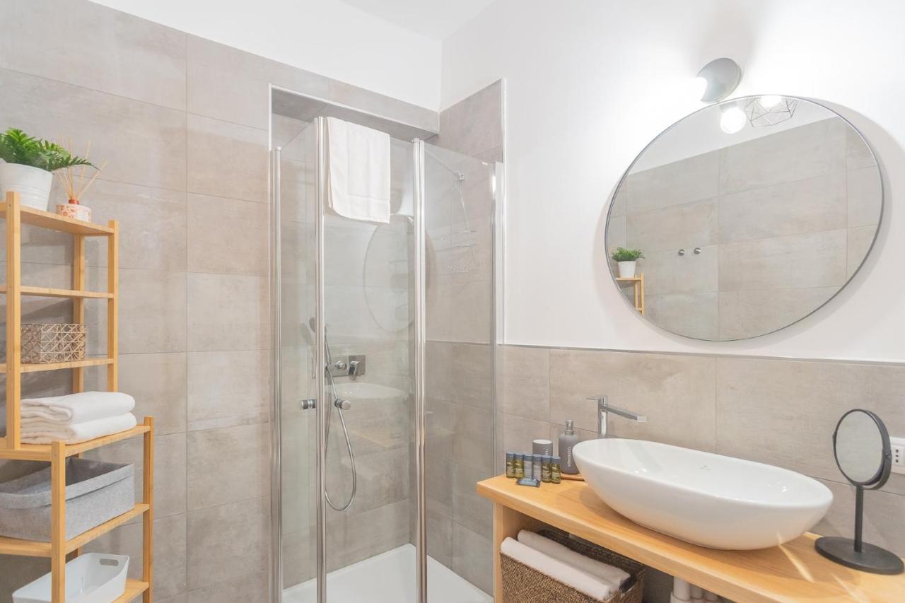 Independence Apartment With Balcony By Rent All Como Zewnętrze zdjęcie