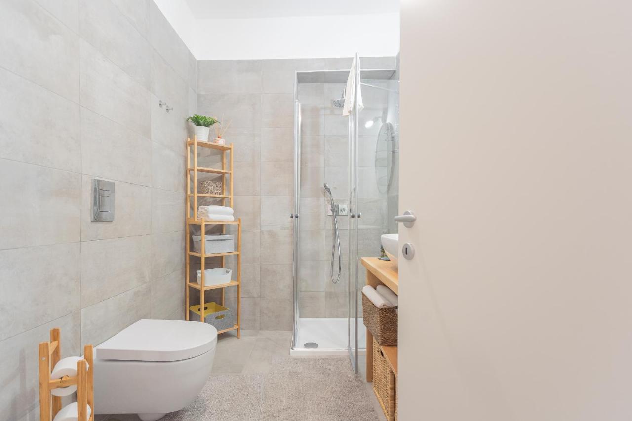 Independence Apartment With Balcony By Rent All Como Zewnętrze zdjęcie