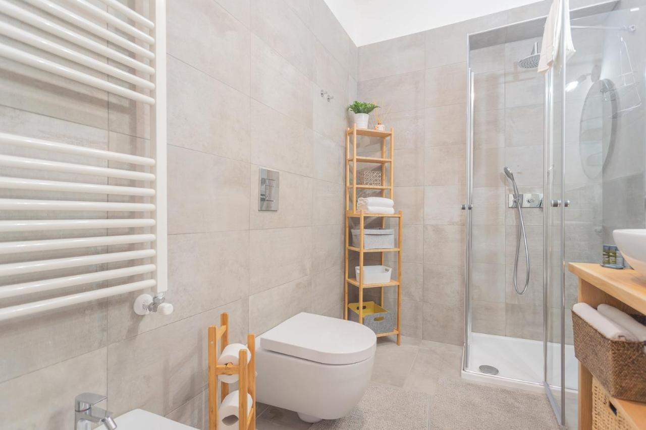 Independence Apartment With Balcony By Rent All Como Zewnętrze zdjęcie